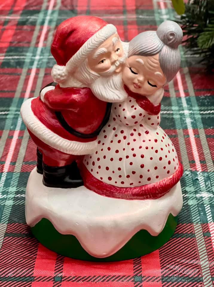 SANTA CLAUS KISSING MRS CLAUS