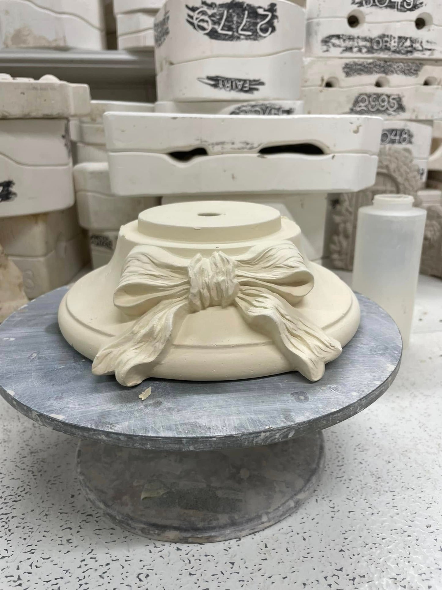 CHRISTMAS TREE BASE WITH BOW-LARGER TREE